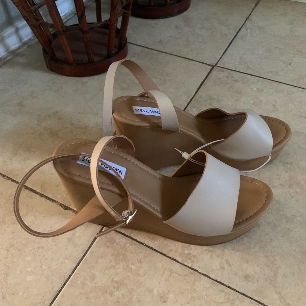 NWOT Steve Madden Tan Wedges